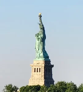 Die Freiheitsstatue in New York thront auf ihrem Sockel