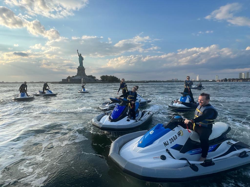 Mit den Jetskis vor der Freiheitsstatue in New York