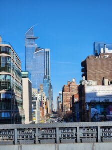 Die High Line in New York ist ein Park auf einer ehemaligen Bahnstrecke 9m über den Straßen Manhattans