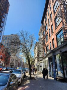 SoHos Straßen sind geprägt von den wunderschönen alten Häuserfassaden.