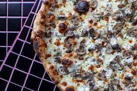 Die Pilzpizza bei Upside ist einer der besten Snacks auf die Hand in New York