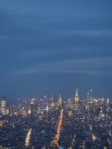 Die Aussicht vom One World Observatory nachts auf die Skyline