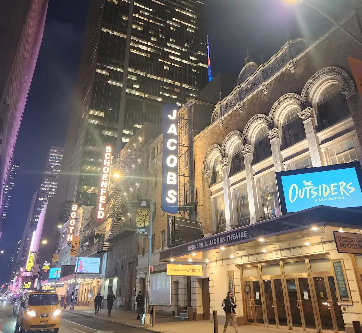 Der Broadway-Theater-Distrikt in New York bei Nacht