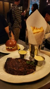 Au Cheval New York Burger und Steak Frites
